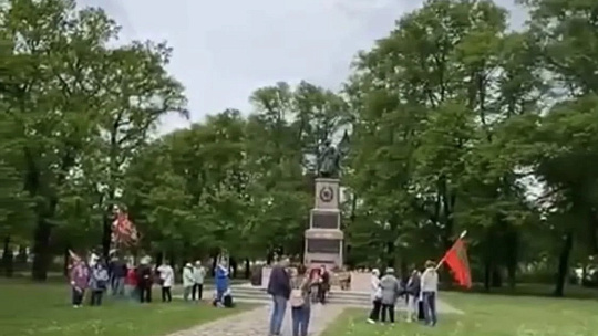 2000 цветов возложили русские немцы на могилы советских воинов в Дрездене