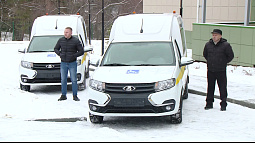 Центры соцобслуживания населения получили первые спецавтомобили для перевозки инвалидов-колясочников