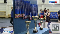 Юные борцы со всего края сегодня в Барнауле выясняли, кто всех сильнее в командных поединках 