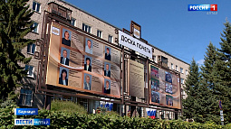 В преддверии Дня города во всех районах Барнаула обновляют доски почёта