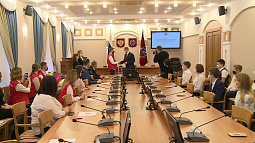 Губернатор Алтайского края вручил паспорта алтайским школьникам накануне Дня Конституции