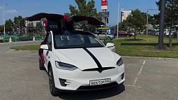 «Двигатель в колёсах» и багажник как у «Запорожца»: в Барнауле появилась новая Tesla