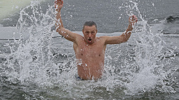 Опытный барнаульский морж не рекомендует новичкам окунаться сегодня в прорубь