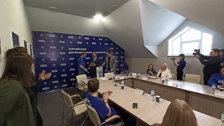 В Барнауле предложили создать центр подготовки волонтёров для работы в Донбассе