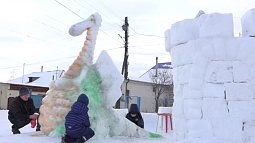 В райцентре Смоленское ветеран МВД построил снежный городок для местных детей и взрослых
