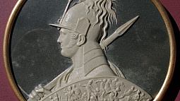 Камея, созданная по проекту Фёдора Толстого, хранится в Колывани