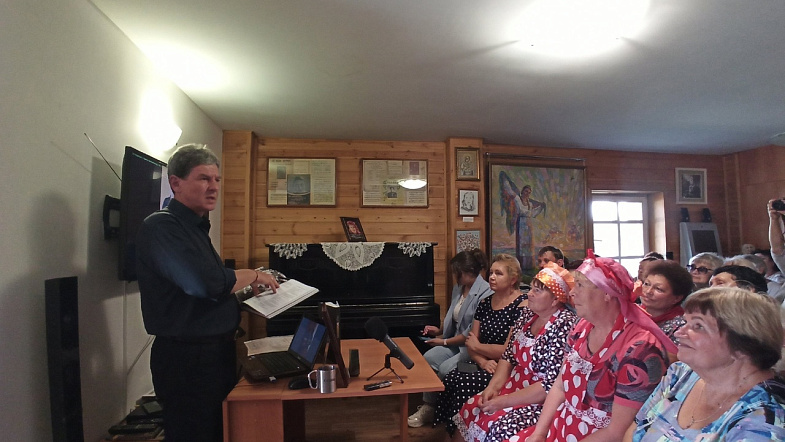 В музее Екатерины Савиновой в селе Ельцовка презентовали фотоальбом «Кинопанорама Алтая»