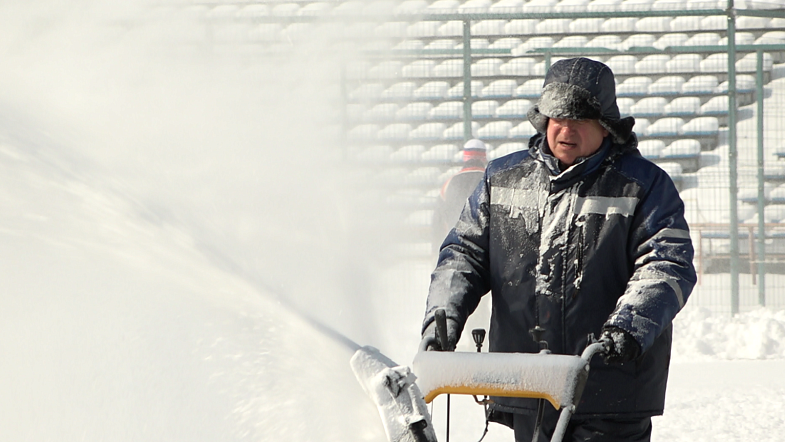 На стадионе «Динамо» накануне матча очистили от снега футбольный газон