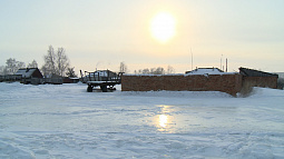 Коммунальщики до сих пор не устранили причины «озера» водопроводной воды в центре села Шилово