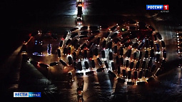 В Рубцовске сделали снеговика-гиганта из легковых и грузовых автомобилей