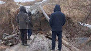 Жители села Комарово Зонального района оказались отрезаны друг от друга из-за обрушения моста