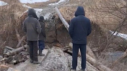 Жители села Комарово Зонального района оказались отрезаны друг от друга из-за обрушения моста