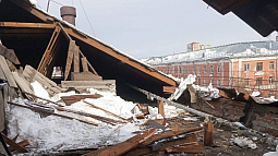 В Барнауле провалилась крыша жилого дома