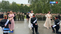 В Барнауле выпускники кадетского корпуса впервые танцевали вальс с мамами
