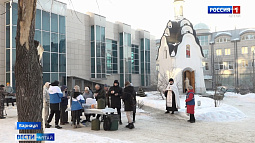 В Барнауле около часовни Святой Татианы благословляли зачётки и раздавали угощения