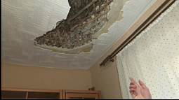 В квартире жительницы Барнаула упал потолок 