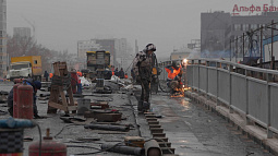 На путепроводе у Нового рынка в Барнауле приступили к укладке верхнего слоя асфальта