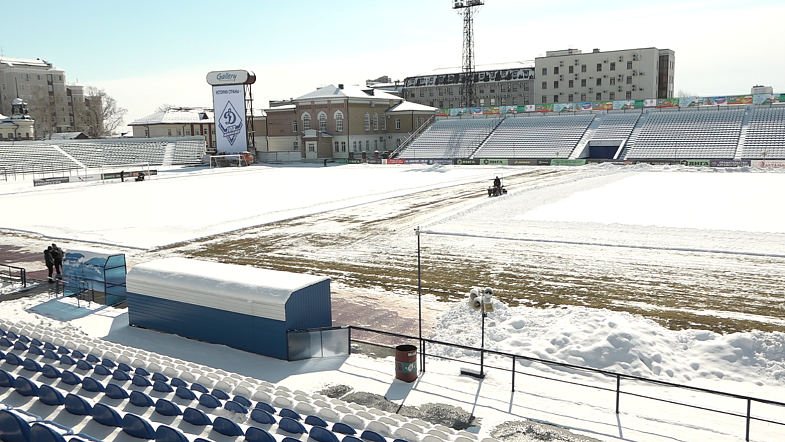 На стадионе «Динамо» накануне матча очистили от снега футбольный газон