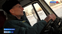 В алтайском селе водитель пожарного автомобиля спас из огня двух инвалидов