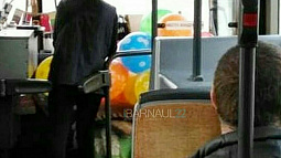 В Барнауле кондукторы автобусов дарили детям воздушные шары и угощали зефиром