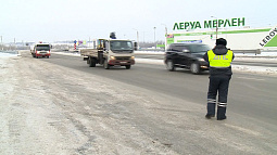 Более 50 автомобилей должников арестовали в Барнауле приставы в ходе рейда с ГАИ