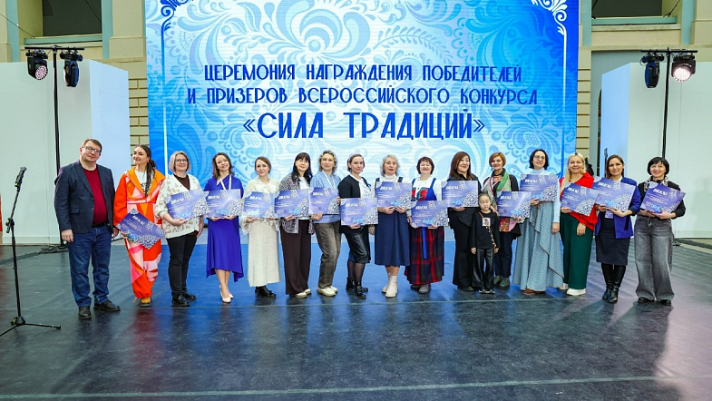 Павлопасадские платки, доставшиеся в наследство, помогли жительнице Кытманово победить во всероссийском конкурсе