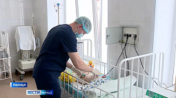Барнаульские хирурги освоили малоинвазивную операцию для питания паллиативных детей