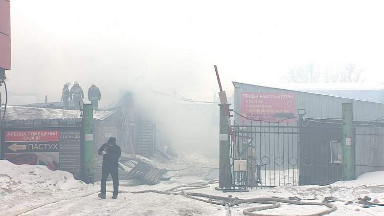 На территории Барнаульского радиозавода произошёл крупный пожар  (фото)