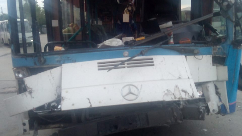 В Барнауле пассажирский автобус, стоявший на парковке, дал газу и снёс столб