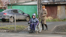 Барнаульцы с инвалидностью просят дорожников обратить внимание на недоступные переходы и пандусы