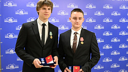 В АКЗС сегодня наградили двух подростков за героические поступки