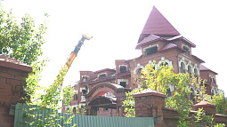 В Барнауле сносят знаменитый  «Красный замок» на улице Малахова