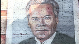 В Барнауле открыли мурал с изображением легендарного конструктора Михаила Калашникова