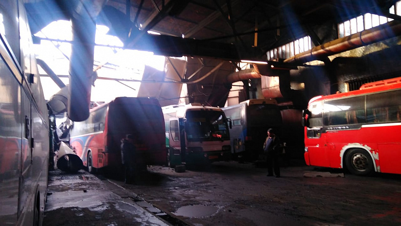 В Барнауле на пассажирские автобусы рухнула крыша автобазы