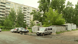 В Барнауле два года тянется конфликт между жильцами многоквартирного дома и владельцами гаражей