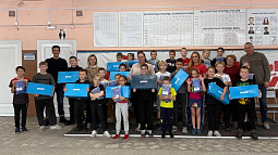 Экипировку и коньки почти на миллион рублей получили юные алтайские спортсмены