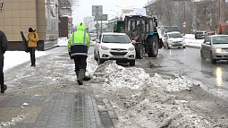 С улиц Барнаула за ночь вывезли почти 250 самосвалов снега