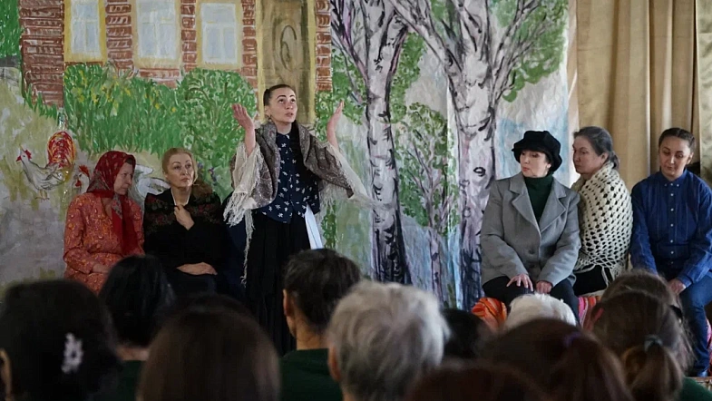 В Шипуновской женской колонии поставили спектакль по мотивам рассказов Шукшина