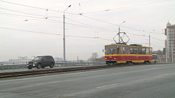 С сегодняшнего дня по путепроводу у Нового рынка в Барнауле начал ходить общественный транспорт