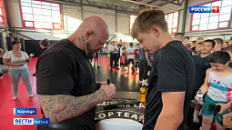 Мастер-класс по борьбе провёл в Барнауле легендарный боец ММА, американский россиянин Джефф Монсон