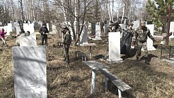 В Камне-на Оби навели порядок на могилах ветеранов Великой Отечественной войны