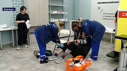 В Барнауле выясняли, умеют ли фельдшеры скорой вязать на скорость жгуты и ставить капельницы в полевых условиях