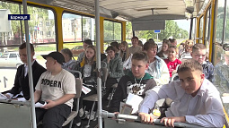 Ученики барнаульской школы №24 прокатились на экскурсионном трамвае и ответили на вопросы викторины о ПДД 