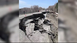 В Ельцовском районе ограничили движение для всех видов транспорта из-за обрушения дороги 