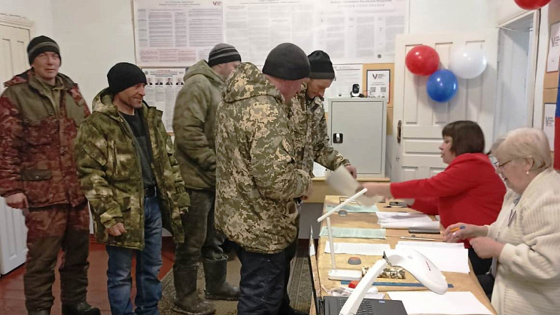 Второй день выборов в Алтайском крае: люди идут голосовать семьями и коллективами