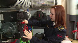 Зачем женщины идут работать помощниками машинистов на железную дорогу? 