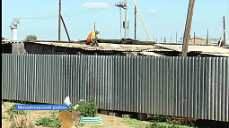 В домах жителей Назаровки, пострадавших от града, устанавливают новую кровлю