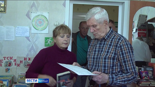 Экс-губернатор Алтайского края Александр Суриков уже много лет помогает небольшому посёлку