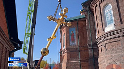 На главном куполе Покровского кафедрального собора в Барнауле воздвигли новый крест