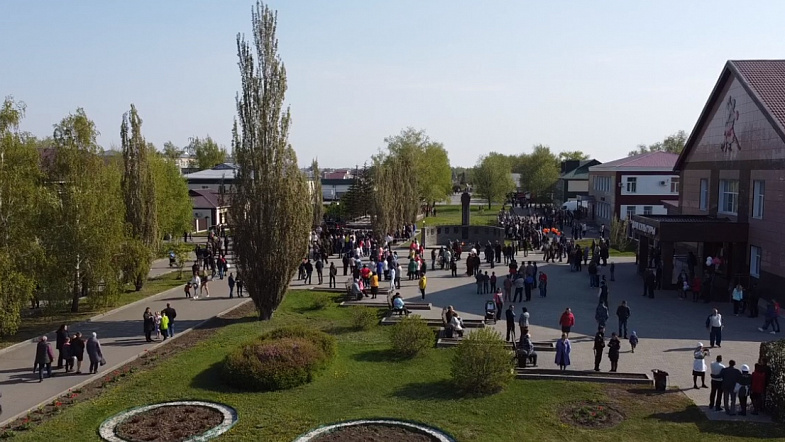 В Благовещенке сотни людей пришли отметить День Победы